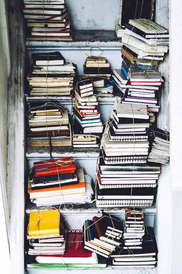 Estantería antigua con libros apilados